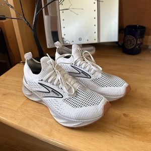 brooks levitate stealth fit 6